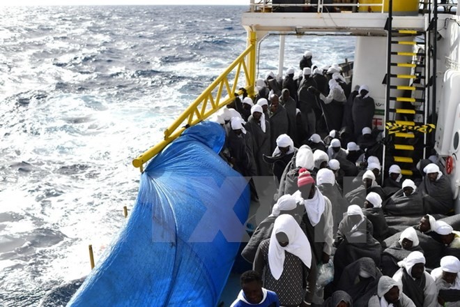 Корабль ВМС Ирландии спас сотни мигрантов в Средиземном море - ảnh 1
